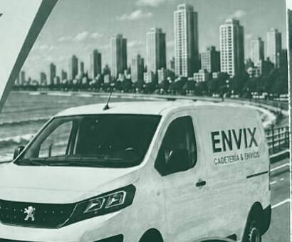 Camioneta de Envix recorriendo la rambla de Montevideo